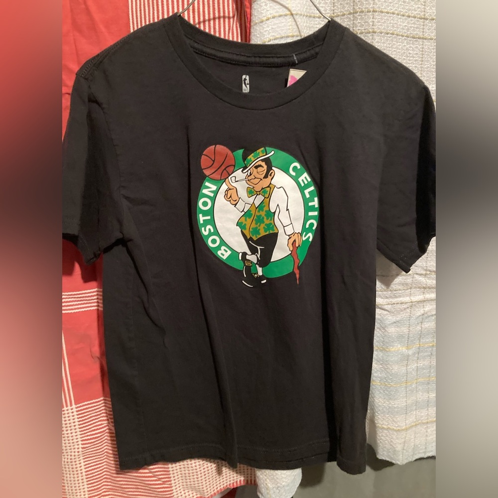 Boston Celtics Youth Medium Shirt T-shirt Black Logo.